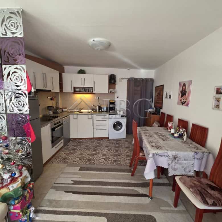Apartment with modern kitchen and dining area in Ravda resort.