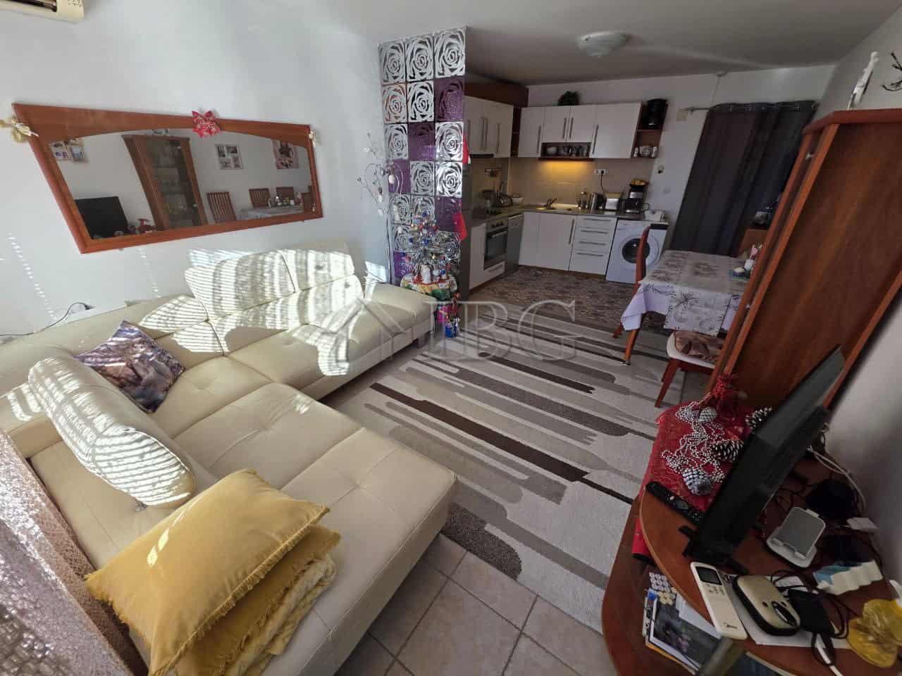 Spacious 2-bedroom apartment with sea views in Ravda Sun & Sea Resort, ideal for comfortable living.