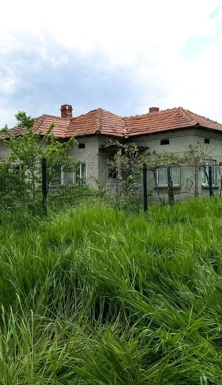 Spacious 3-bedroom house with a large garden close to Dobrich, ideal for family living and outdoor a.