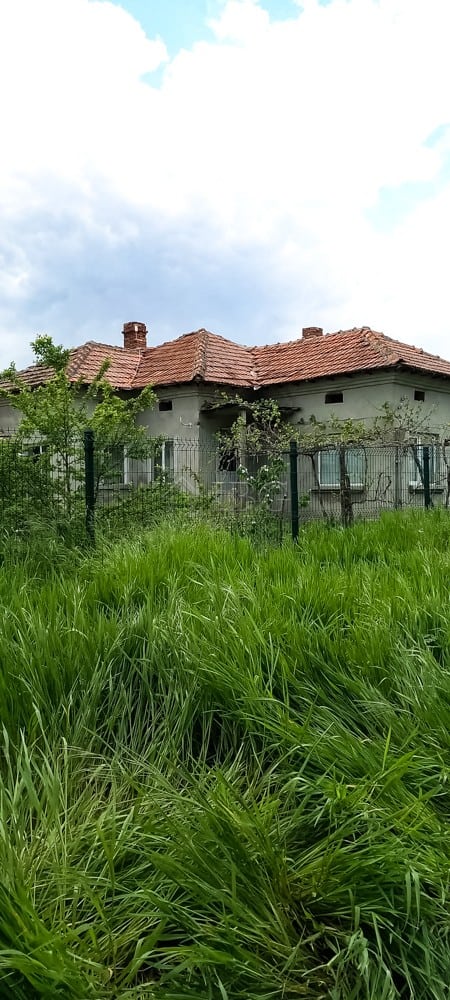 Spacious 3-bedroom house with a large garden close to Dobrich, ideal for family living and outdoor a.