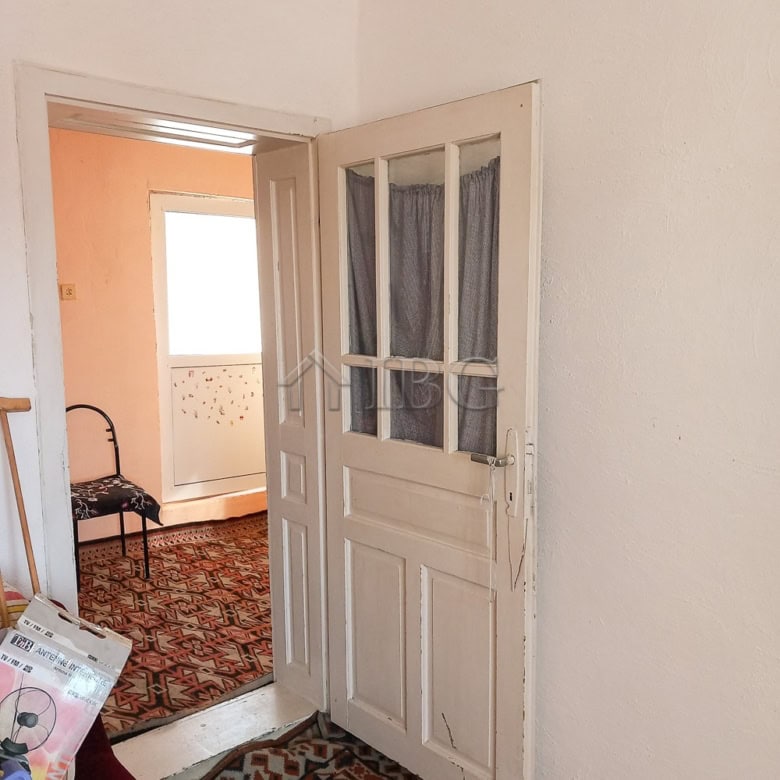 Charming 3-bedroom house featuring a spacious 1,500 sq.m. garden, ideal for outdoor activities near.