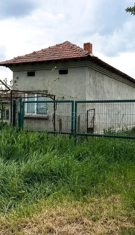 Charming 3-bedroom house with spacious garden close to Dobrich, ideal for family living and outdoor.