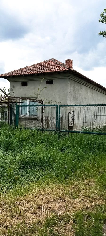 Charming 3-bedroom house with spacious garden close to Dobrich, ideal for family living and outdoor.