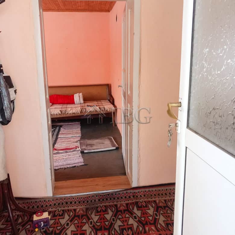 Charming 3-bedroom house featuring a large 1,500 sq.m. garden, ideal for outdoor activities and rela.