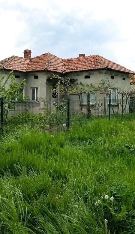 Spacious 3-bedroom house featuring a large garden of 1,500 sq.m. located near Dobrich, ideal for fam.