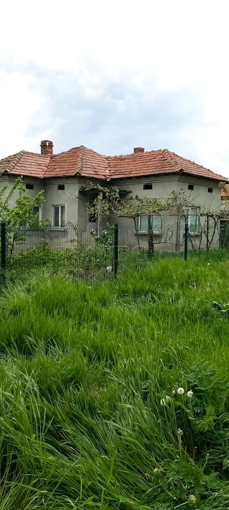 Spacious 3-bedroom house featuring a large garden of 1,500 sq.m. located near Dobrich, ideal for fam.