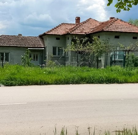 Charming 3-bedroom house with a spacious 1,500 sq.m. garden located near Dobrich, ideal for family l.