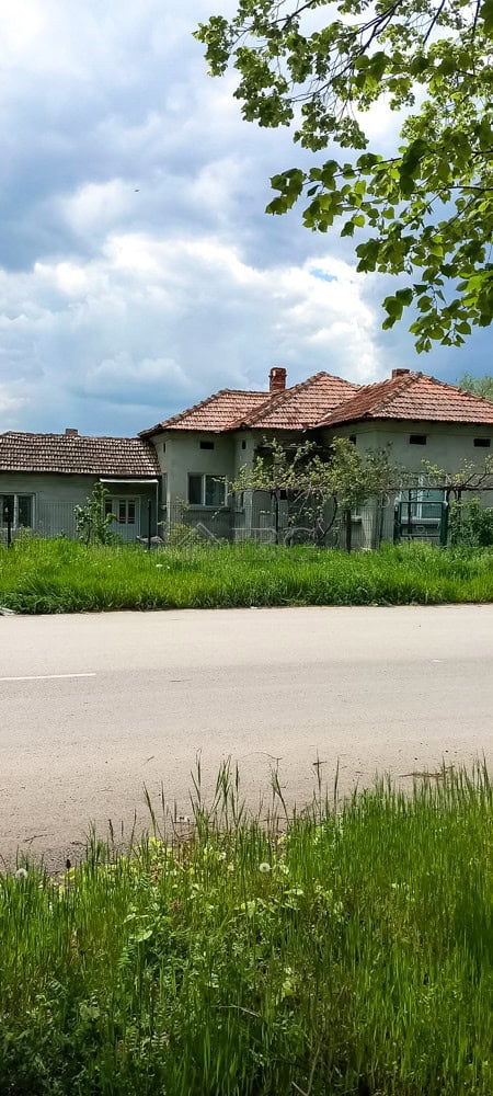 Charming 3-bedroom house with a spacious 1,500 sq.m. garden located near Dobrich, ideal for family l.