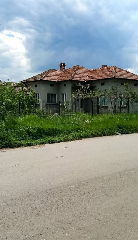 Spacious 3-bedroom house with a 1,500 sq.m. garden located close to Dobrich, ideal for family living.