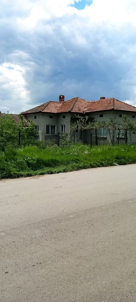 Spacious 3-bedroom house with a 1,500 sq.m. garden located close to Dobrich, ideal for family living.
