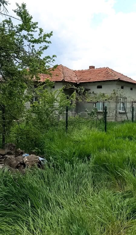 House with 3 bedrooms and spacious garden close to Dobrich, Bulgaria. Ideal for families seeking tra.