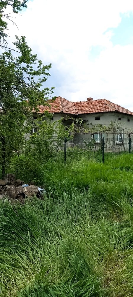 House with 3 bedrooms and spacious garden close to Dobrich, Bulgaria. Ideal for families seeking tra.