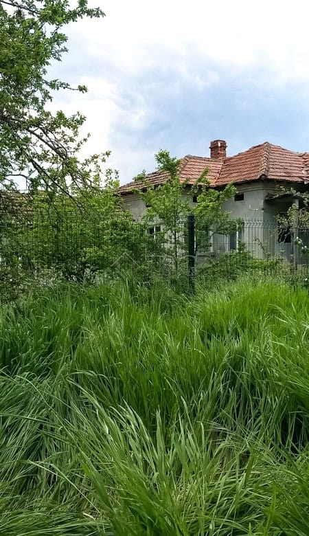 Beautiful 3-bedroom house surrounded by lush greenery and a spacious 1,500 sq.m. garden near Dobrich.