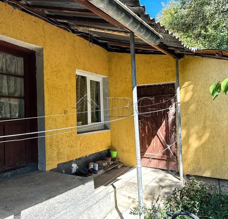 Renovated single-story house with a spacious 2,000 sq.m. garden, outbuildings, and garage, perfect f.