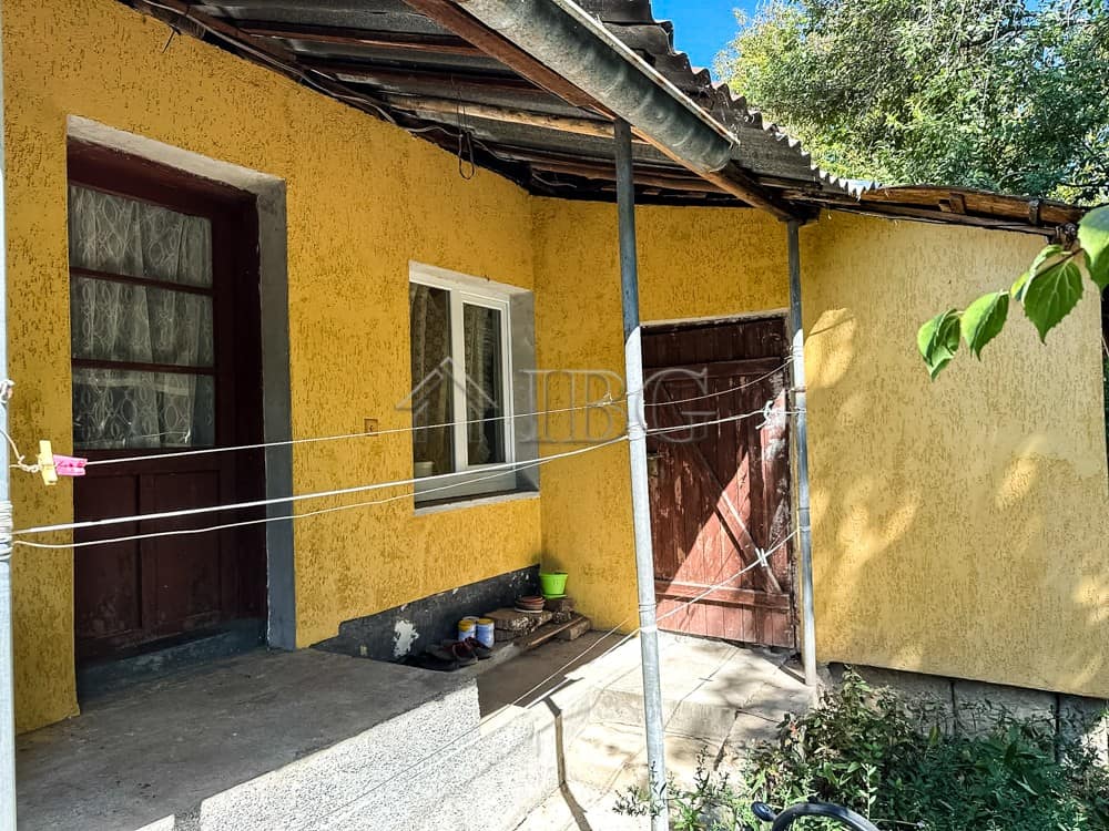 Renovated single-story house with a spacious 2,000 sq.m. garden, outbuildings, and garage, perfect f.