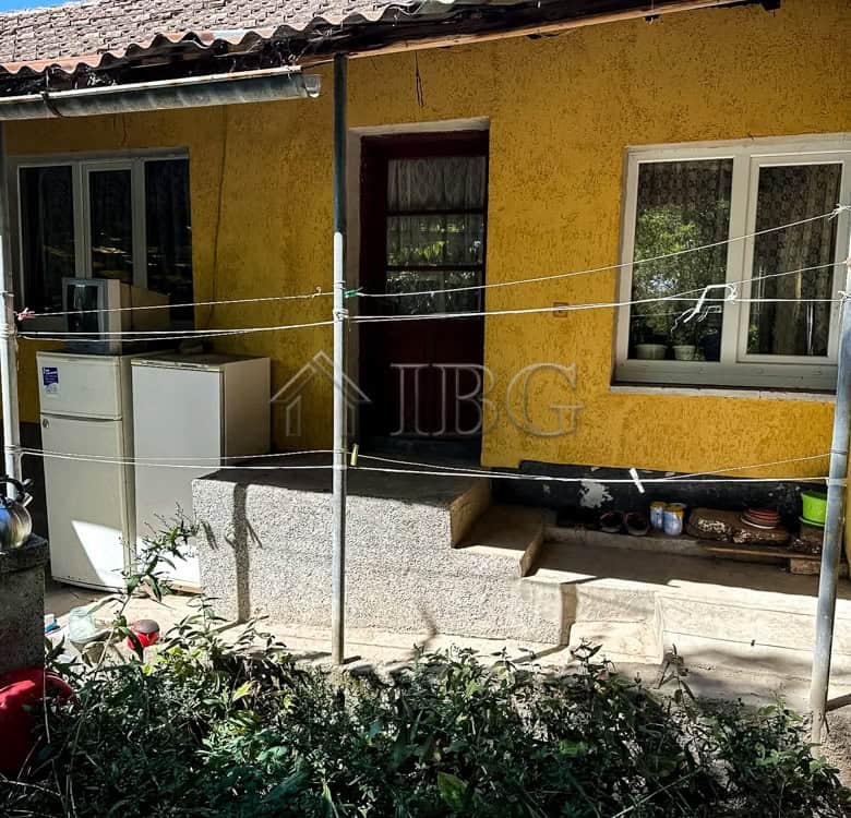 Bright single-story home with a spacious 2,000 sq.m. garden and outbuildings, perfect for comfortabl.