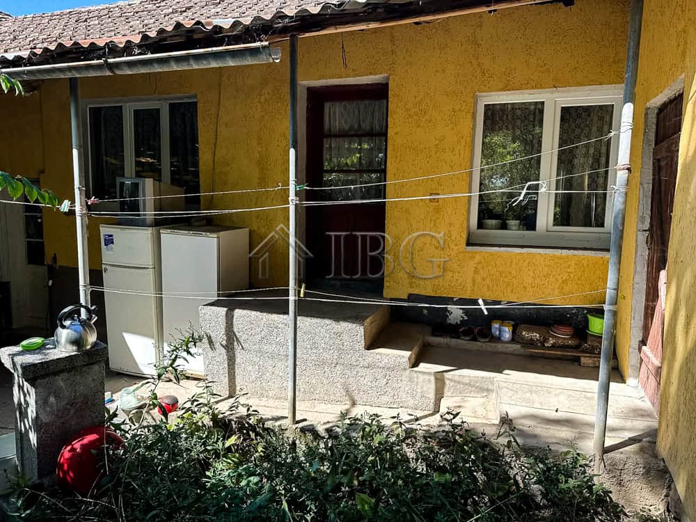 Bright single-story home with a spacious 2,000 sq.m. garden and outbuildings, perfect for comfortabl.