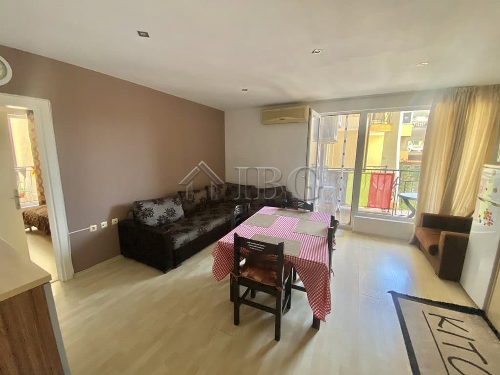 Bright two-bedroom apartment in Sunset Complex near Sveti Vlas beach.