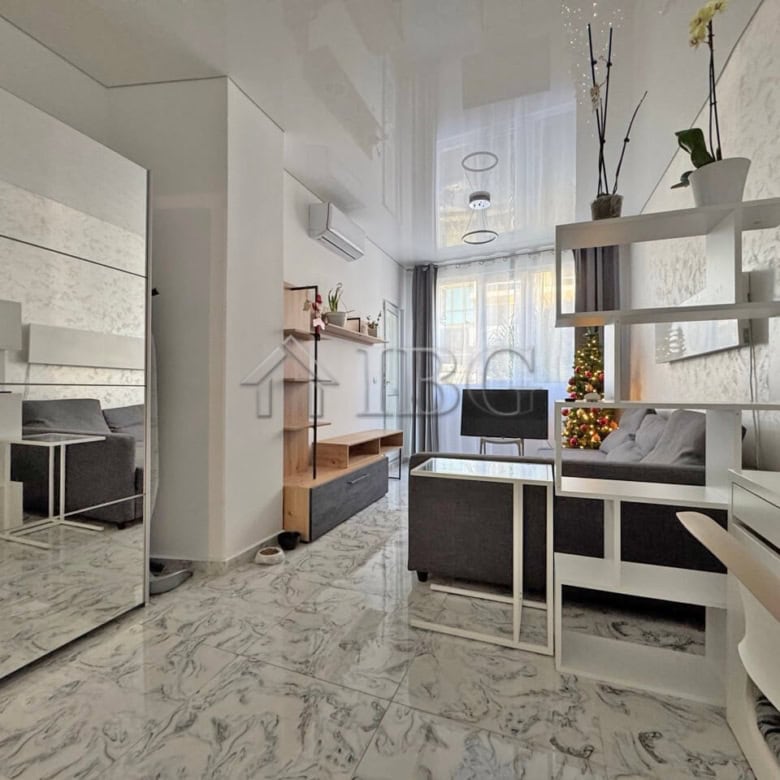 Bright three-room apartment with large terrace in Sol e Mar, Sunny Beach.