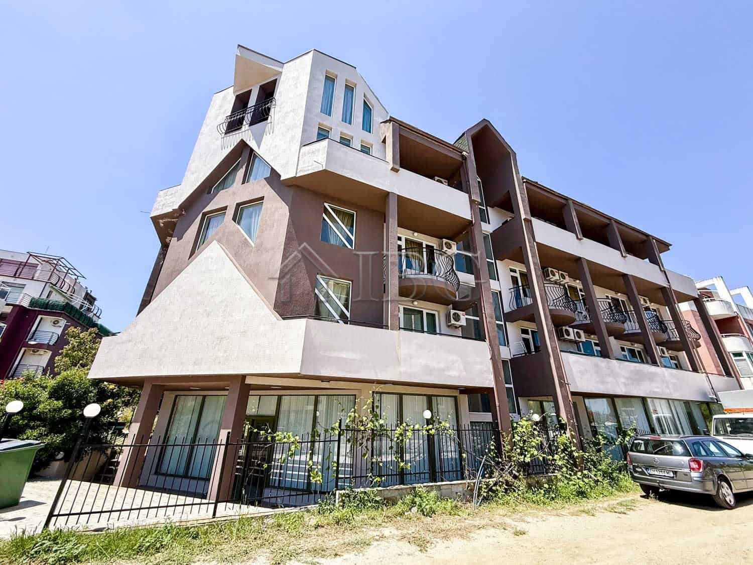 Contemporary apartment building in Ravda with storage and outdoor spaces.