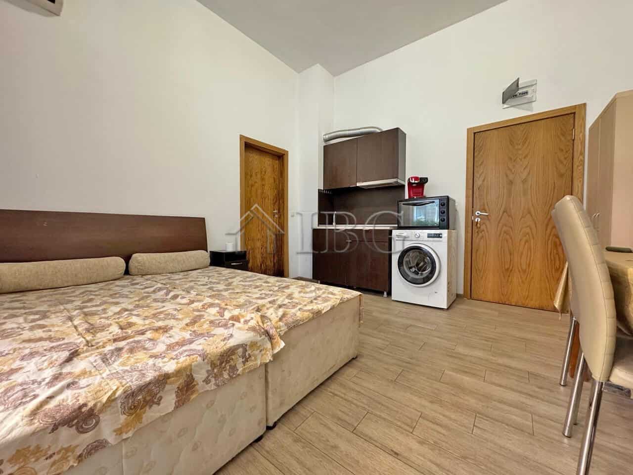 Studio apartment with balcony and pool view in Sunny View Central, Sunny Beach.