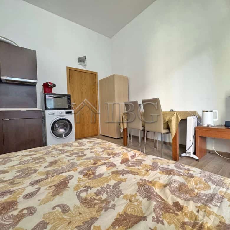 Bright studio with balcony overlooking the pool in Sunny View Central, Sunny Beach.