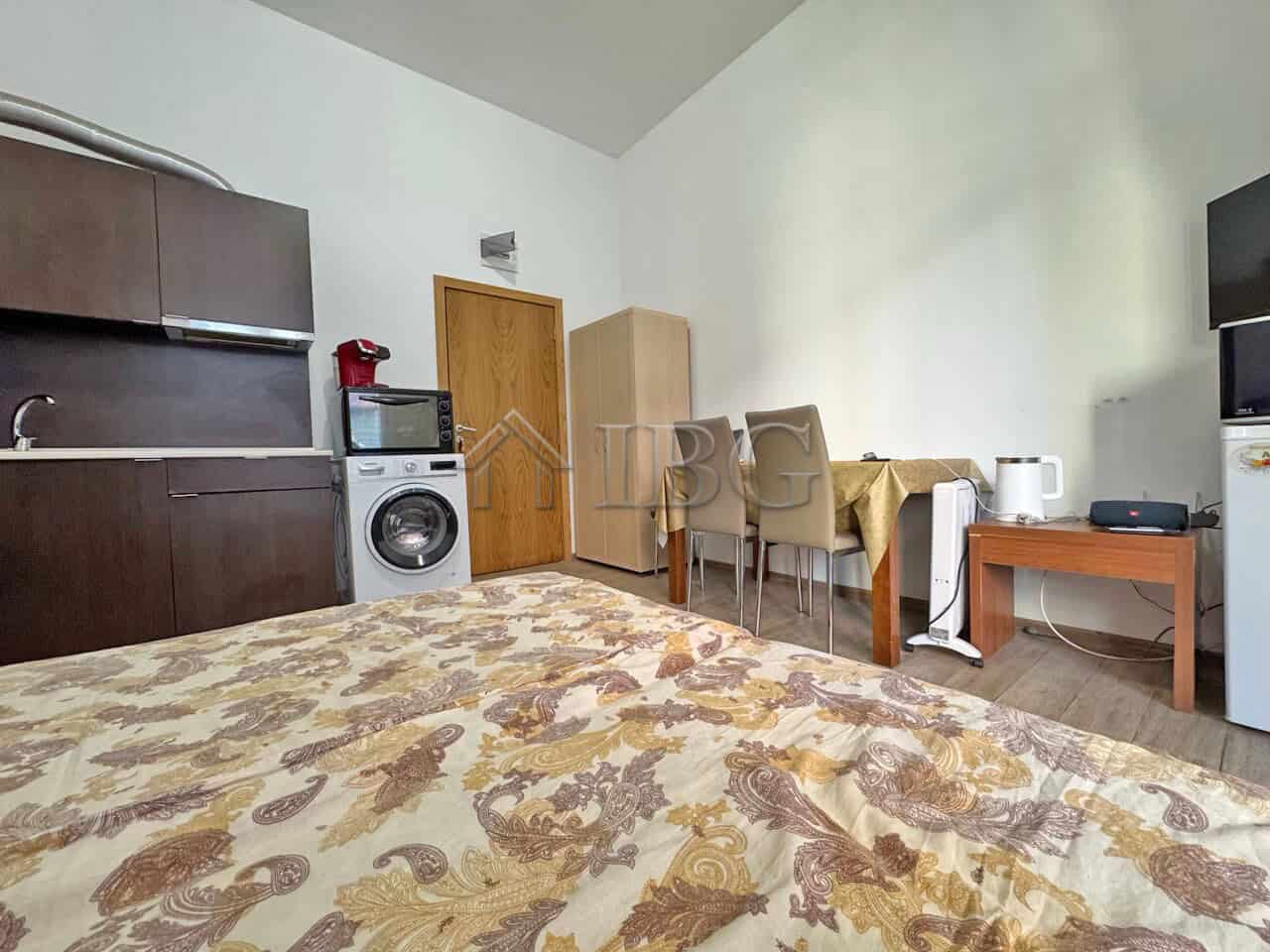 Bright studio with balcony overlooking the pool in Sunny View Central, Sunny Beach.