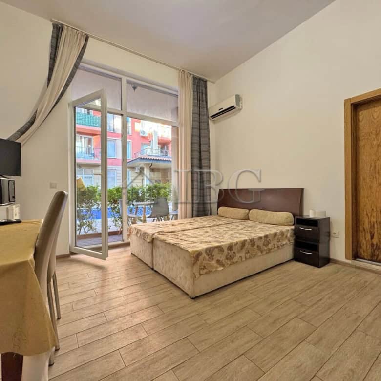 Bright studio apartment with balcony overlooking the pool in Sunny View Central, Sunny Beach. Perfec.