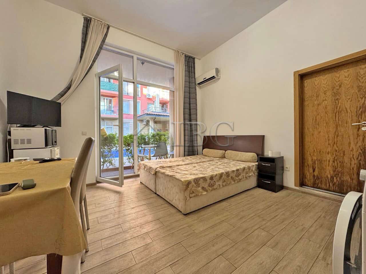 Bright studio apartment with balcony overlooking the pool in Sunny View Central, Sunny Beach. Perfec.