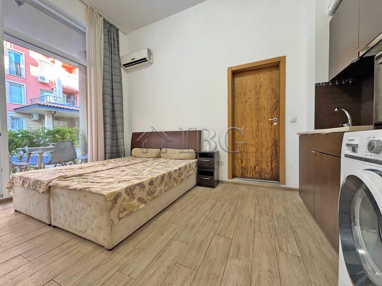 Cozy studio apartment with balcony overlooking the pool in Sunny View Central, Sunny Beach. Perfect.