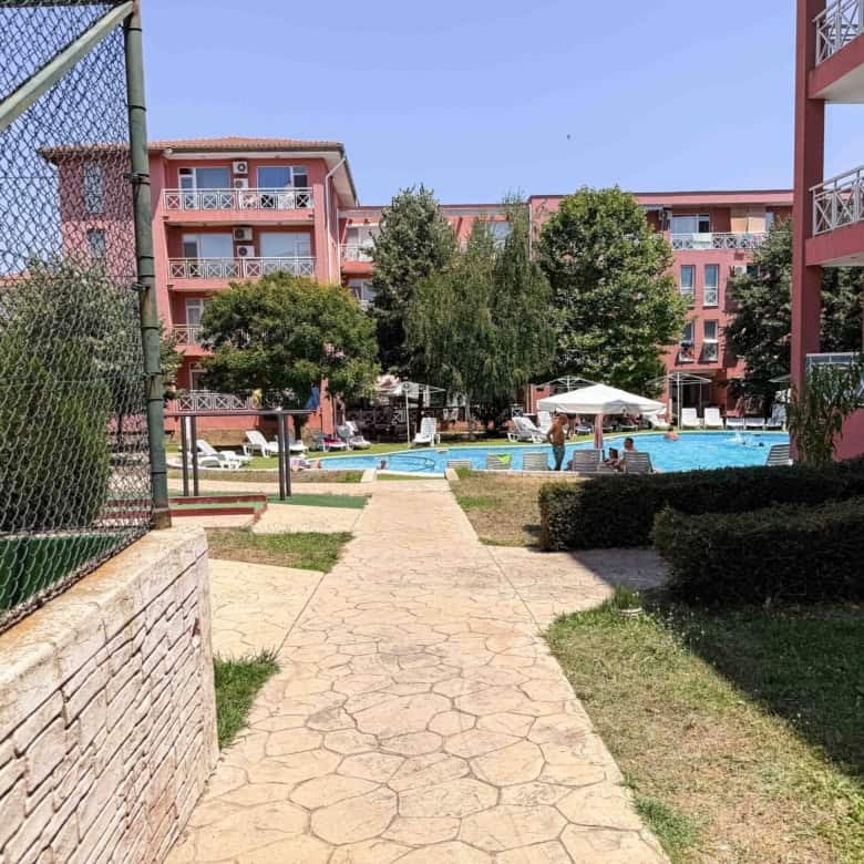 Bright studio apartment near Sunny Beach with access to pool and garden. Perfect holiday or investme.