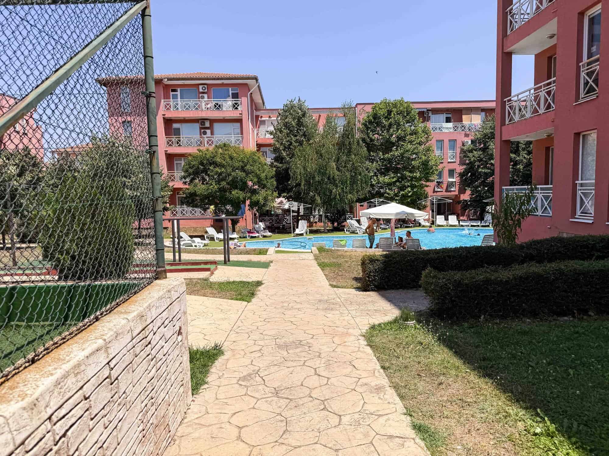Bright studio apartment near Sunny Beach with access to pool and garden. Perfect holiday or investme.