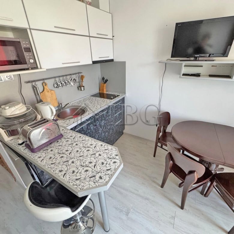 Ground-floor apartment with modern kitchen and dining area in Sunny Day 6, Sunny Beach.