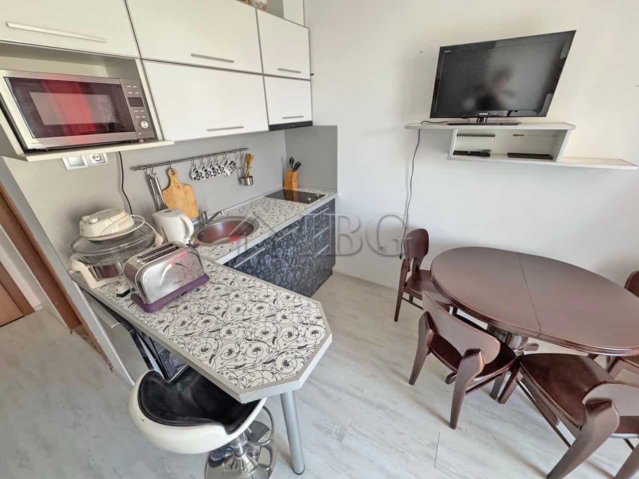 Ground-floor apartment with modern kitchen and dining area in Sunny Day 6, Sunny Beach.