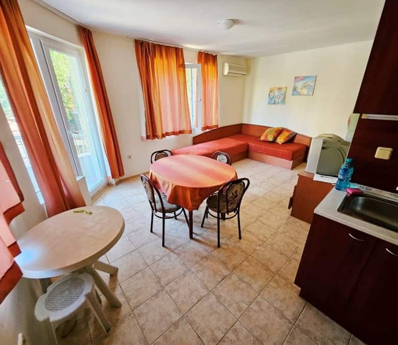 Bright apartment with pool view, 55 sq.m., near the sea, perfect for relaxing holidays.