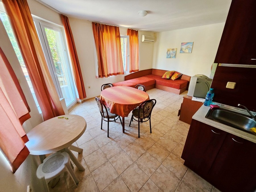Bright apartment with pool view, 55 sq.m., near the sea, perfect for relaxing holidays.
