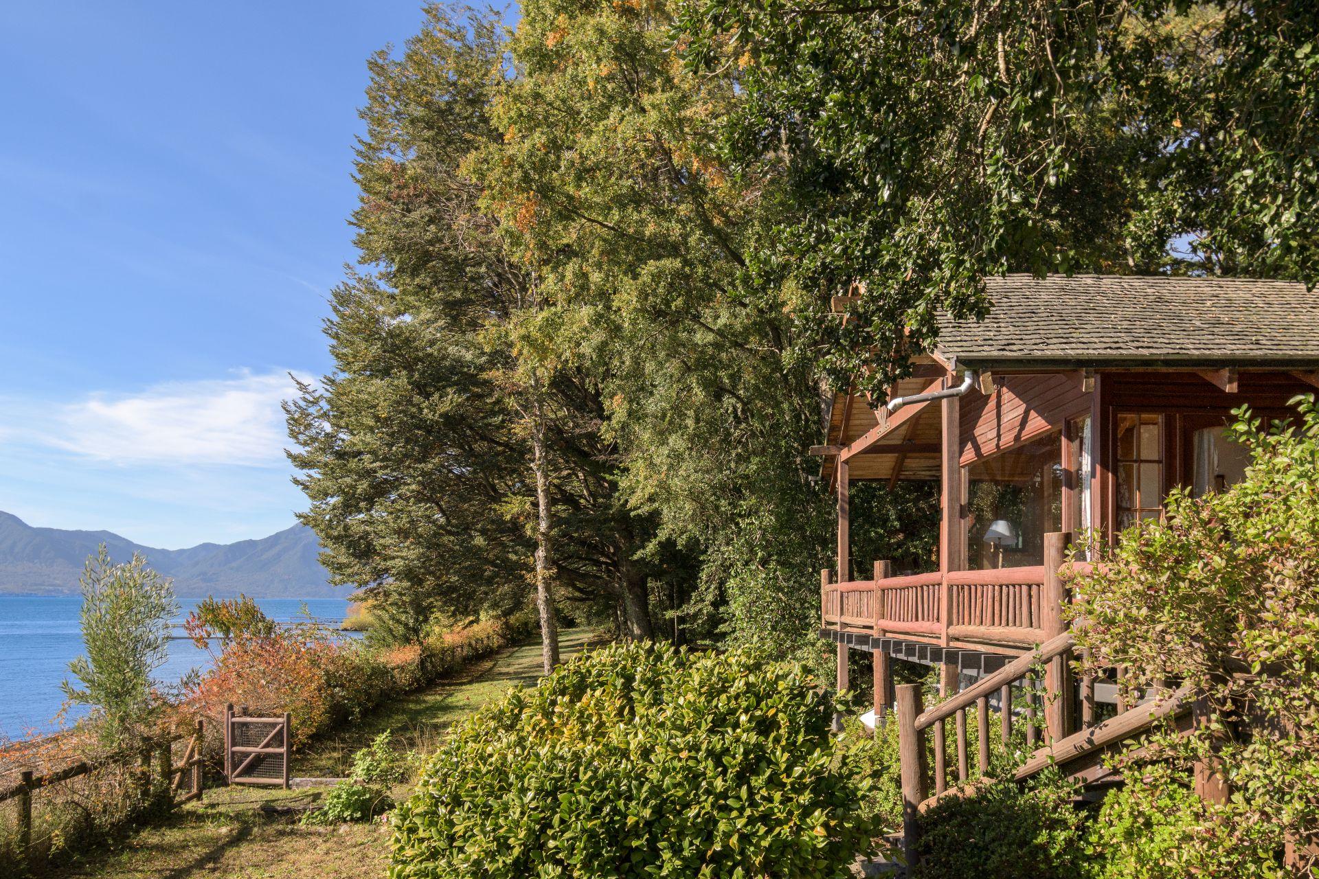 CP1013-Casa-Lago-private-shoreline-Chile-102